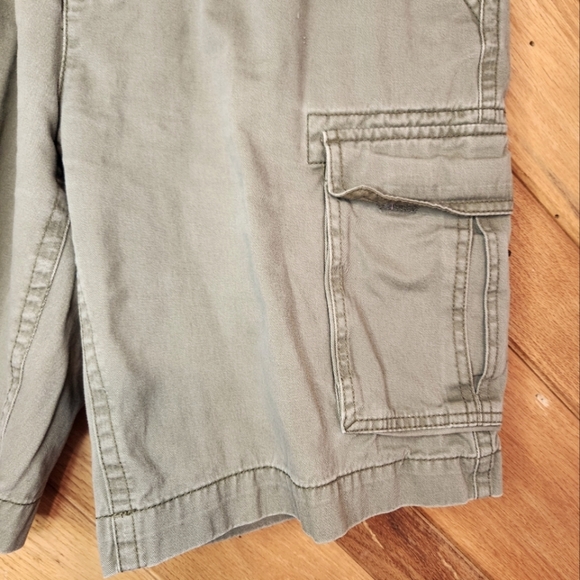St. John's Bay size 34 green cargo shorts - Picture 5 of 11